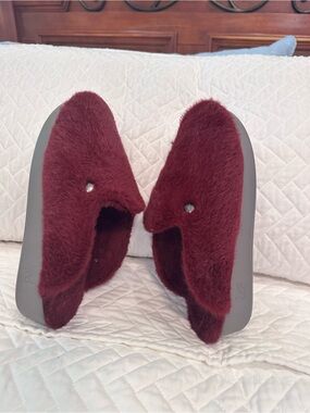 Alegria Women's Plush Slip-On platform Slippers in Wine